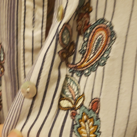 Blouse - Picture 2 of 3